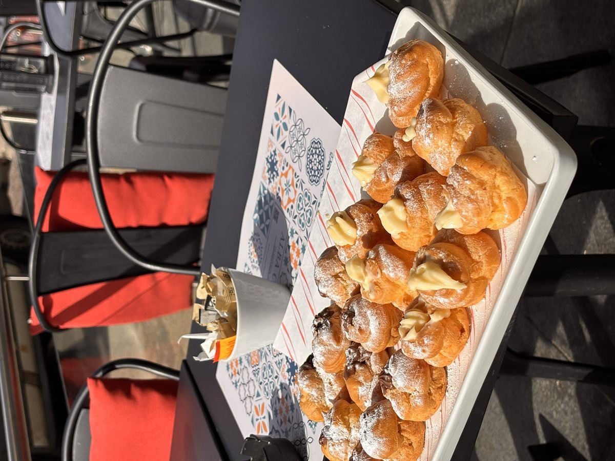 A tray of cream-filled bignè, fresh from the pastry kitchen
